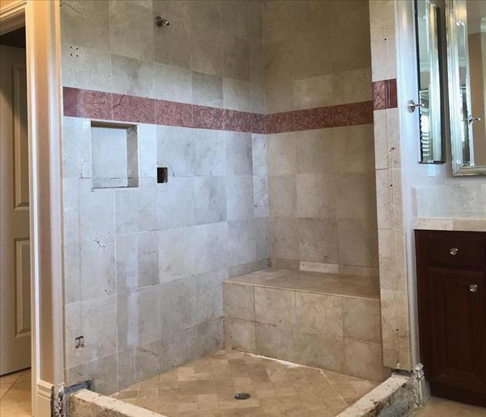 Tiled bathroom shower without shower doors